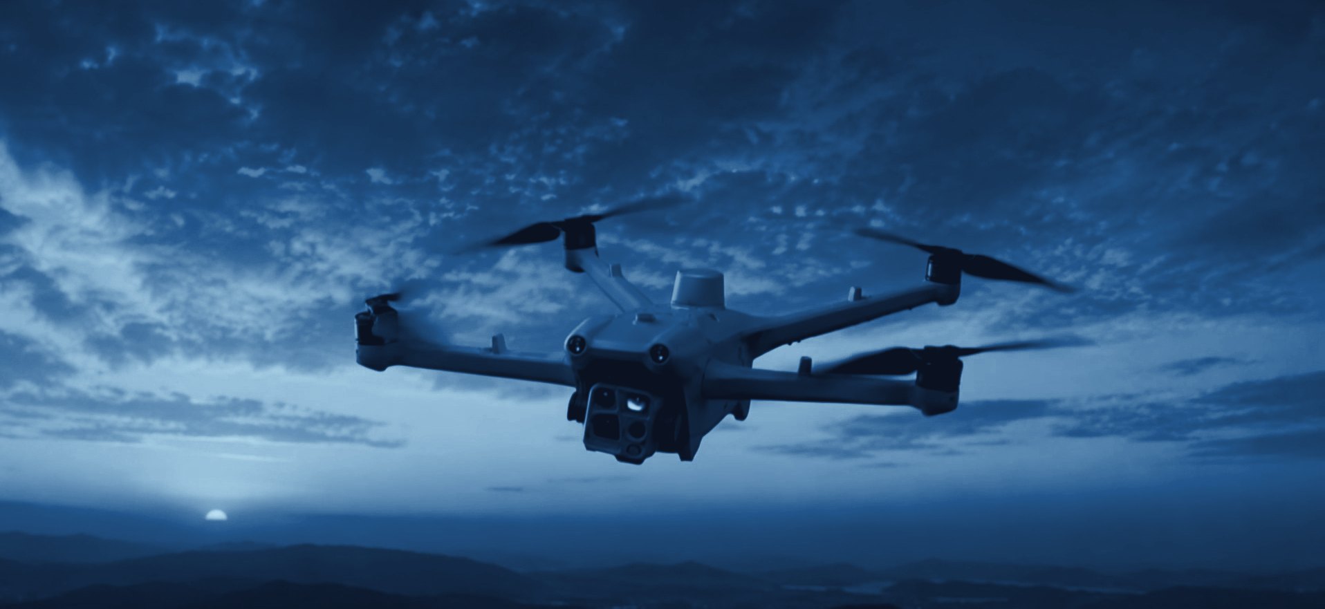 Drone BIRDS em operação ao entardecer